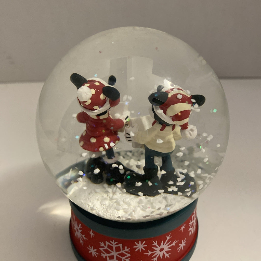WALT DISNEY MICKEY AND MINNIE  2021 CHRISTMAS SNOW GLOBE BRAND NEW INORIGINALBOX