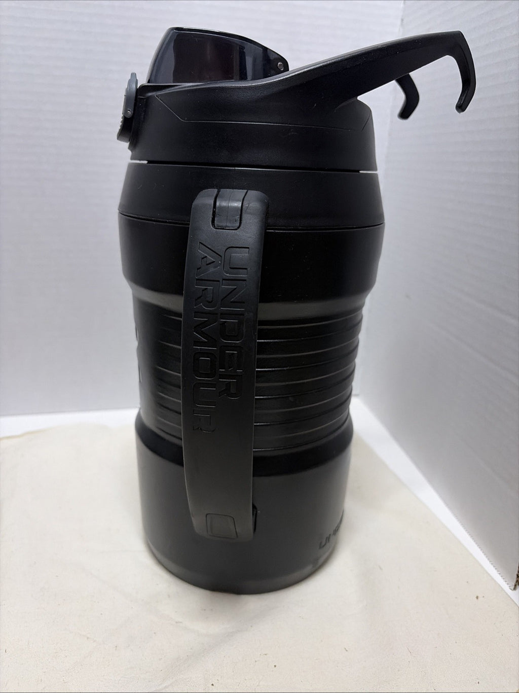 Under Armour Half Gallon Water Bottle 64oz Insulated Water Bottle W Fence Hooks 