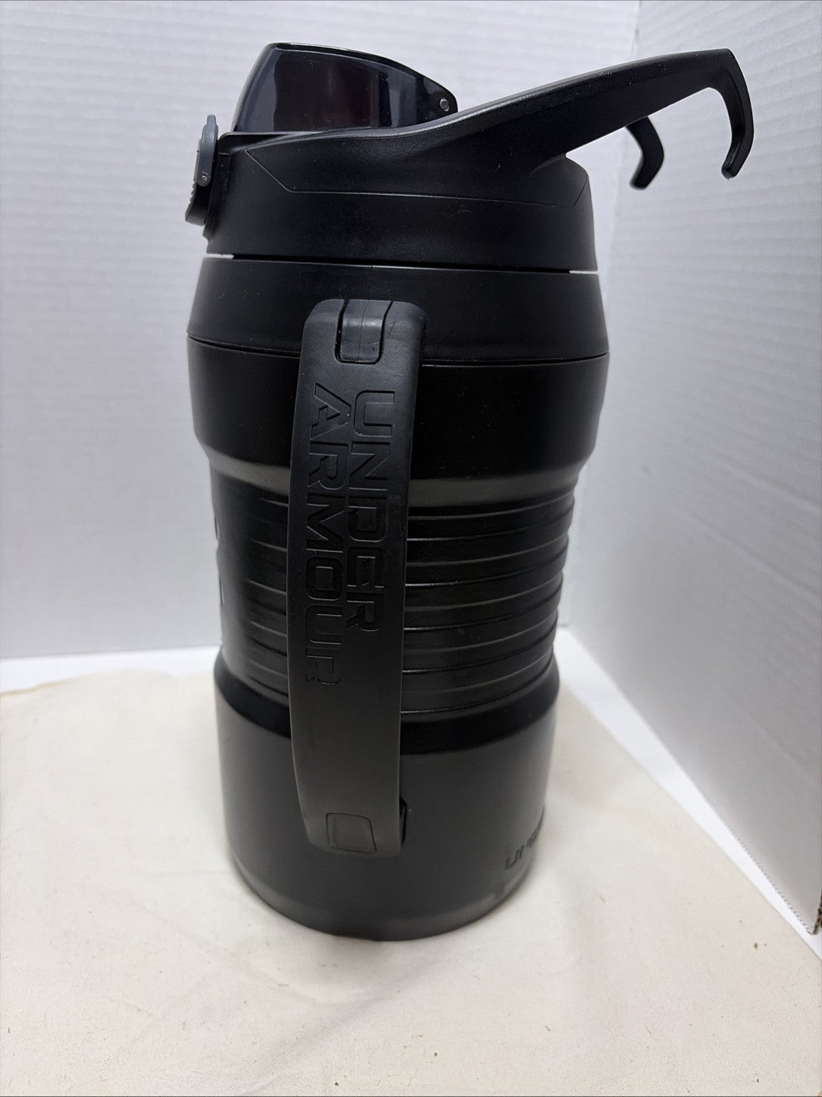 Under Armour Half Gallon Water Bottle 64oz Insulated Water Bottle W Fence Hooks 