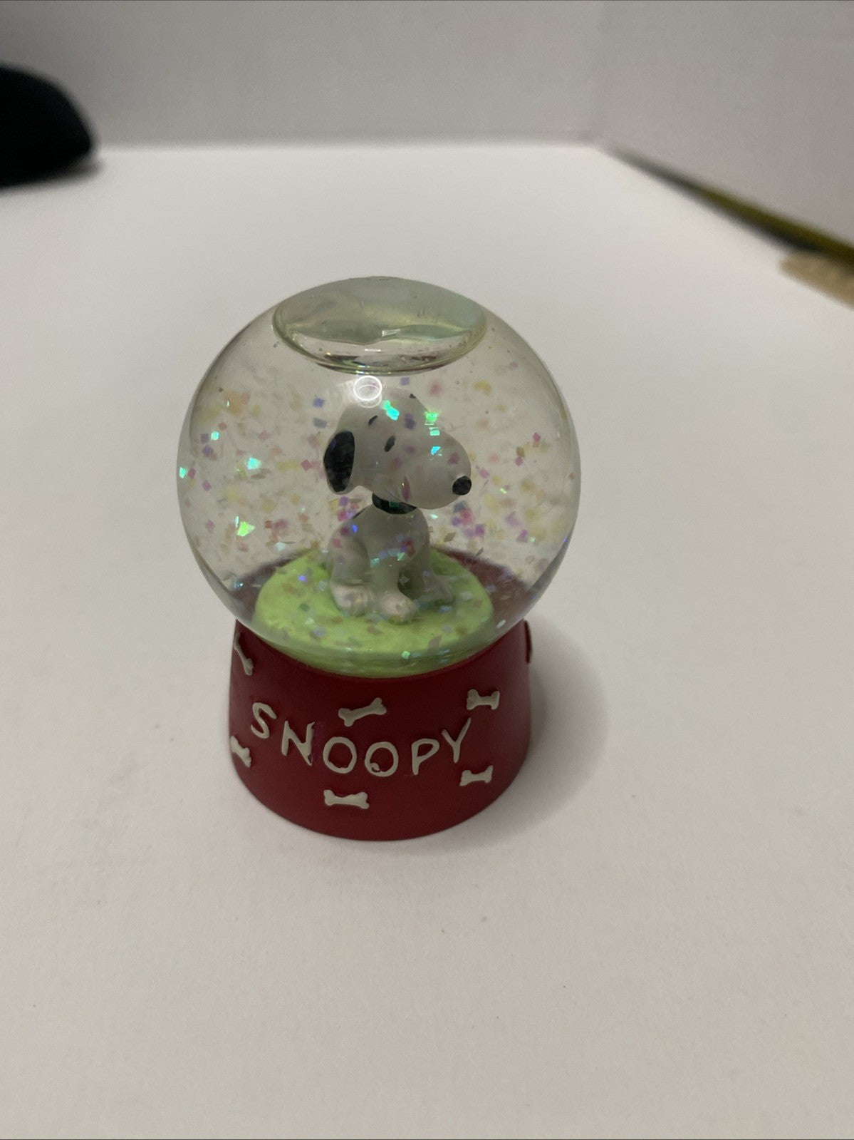 SNOOPY SNOW GLOBE  UNIQUE  RED BASE "SNOOPY" WITH DOG BONES  