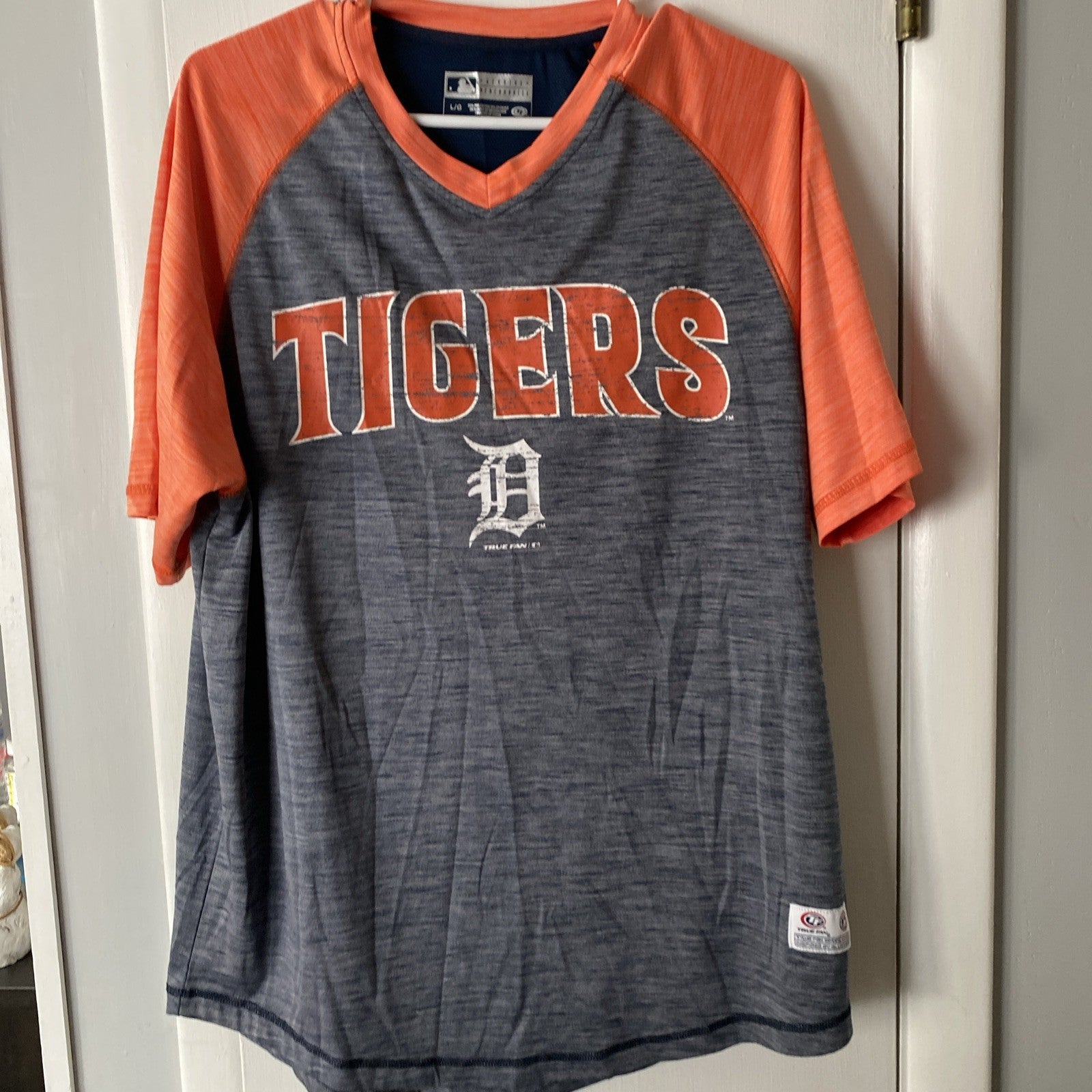 Detroit Tigers V-neck T-shirt-Sz LG- Unisex