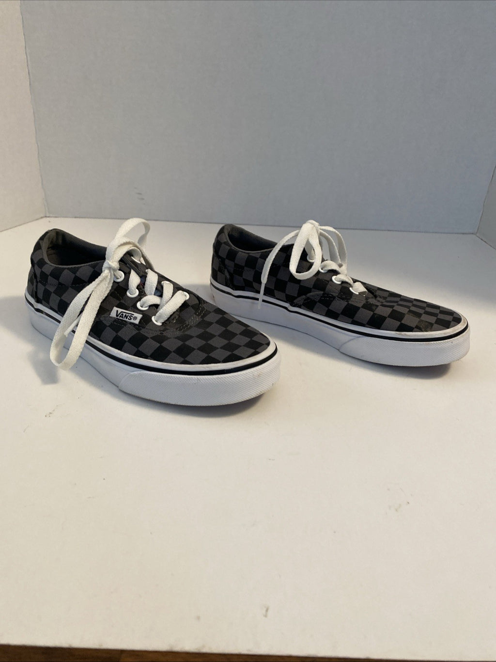 Vans Checkered Classic Skating Shoes, Youth 1.0/EU 31.5 (Grey/Black)