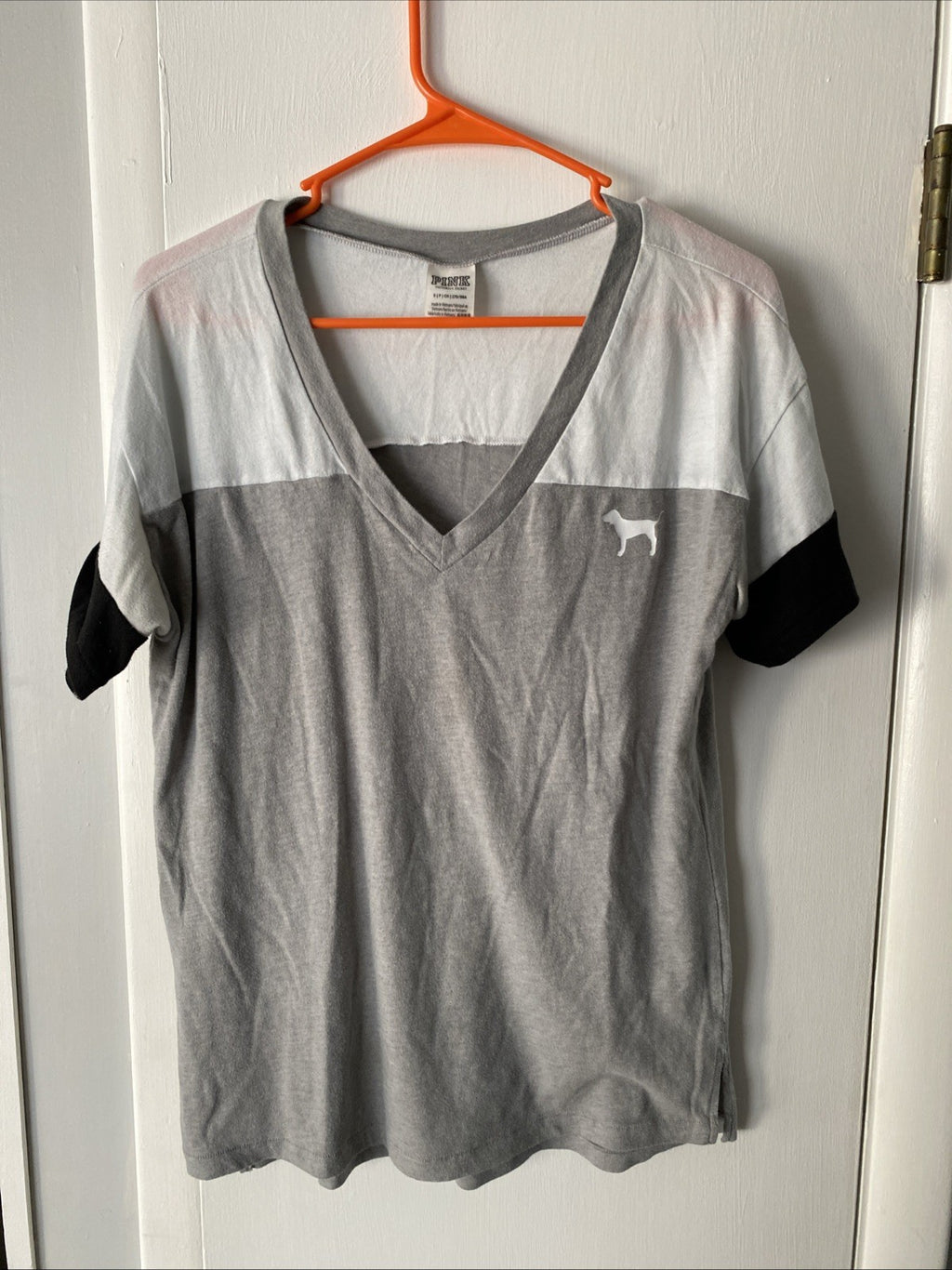 VICTORIA SECRET PINK V NECK COLOR BLOCK LOGO SHIRT! GRAY WHITE & BLACK! Size Sm