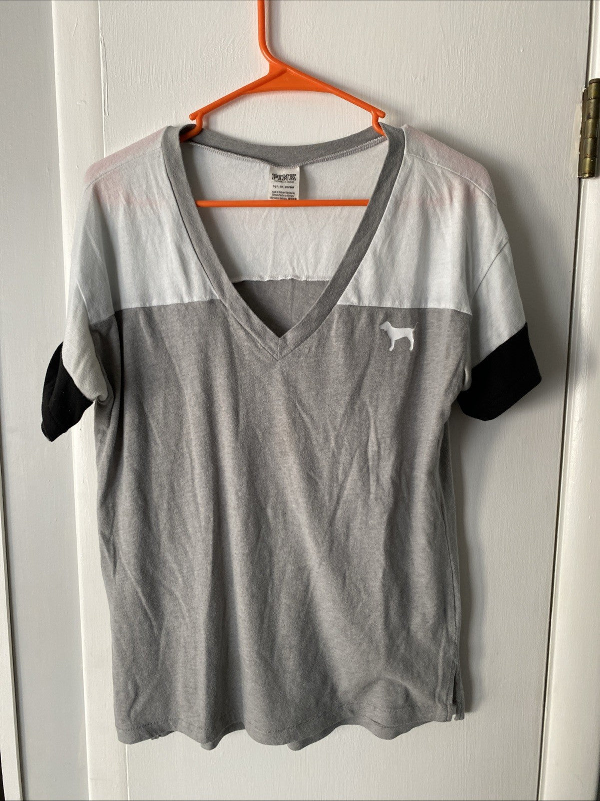 VICTORIA SECRET PINK V NECK COLOR BLOCK LOGO SHIRT! GRAY WHITE & BLACK! Size Sm