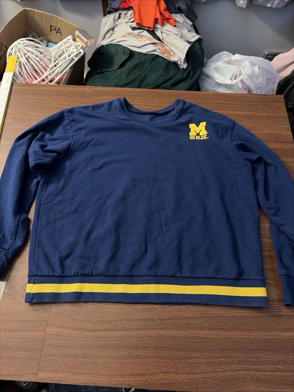 NUYU Large Women’s University Of Michigan Wolverine Sweatshirt
