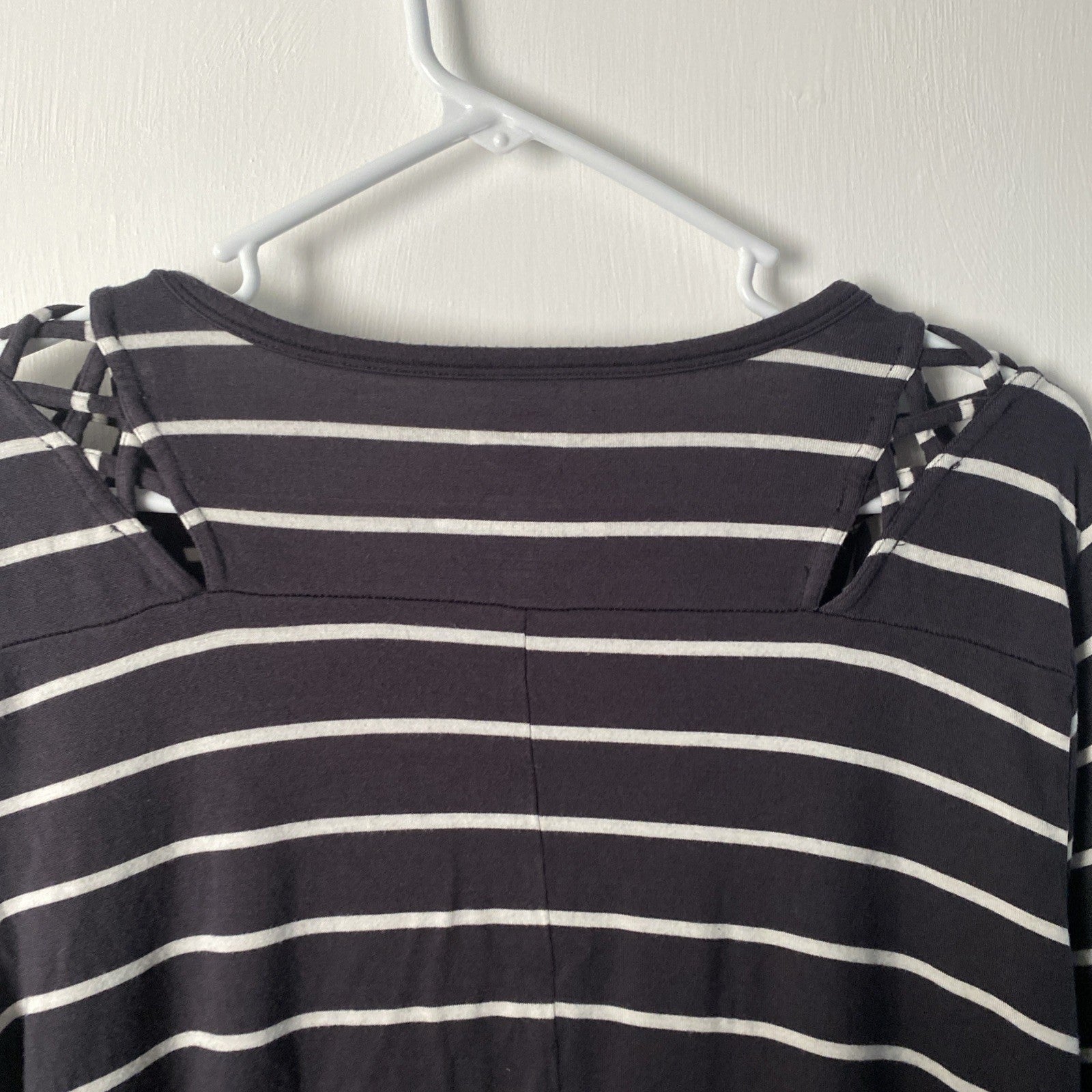 Maurice is 24 seven extra large women’s top longsleeve black white stripes E-007