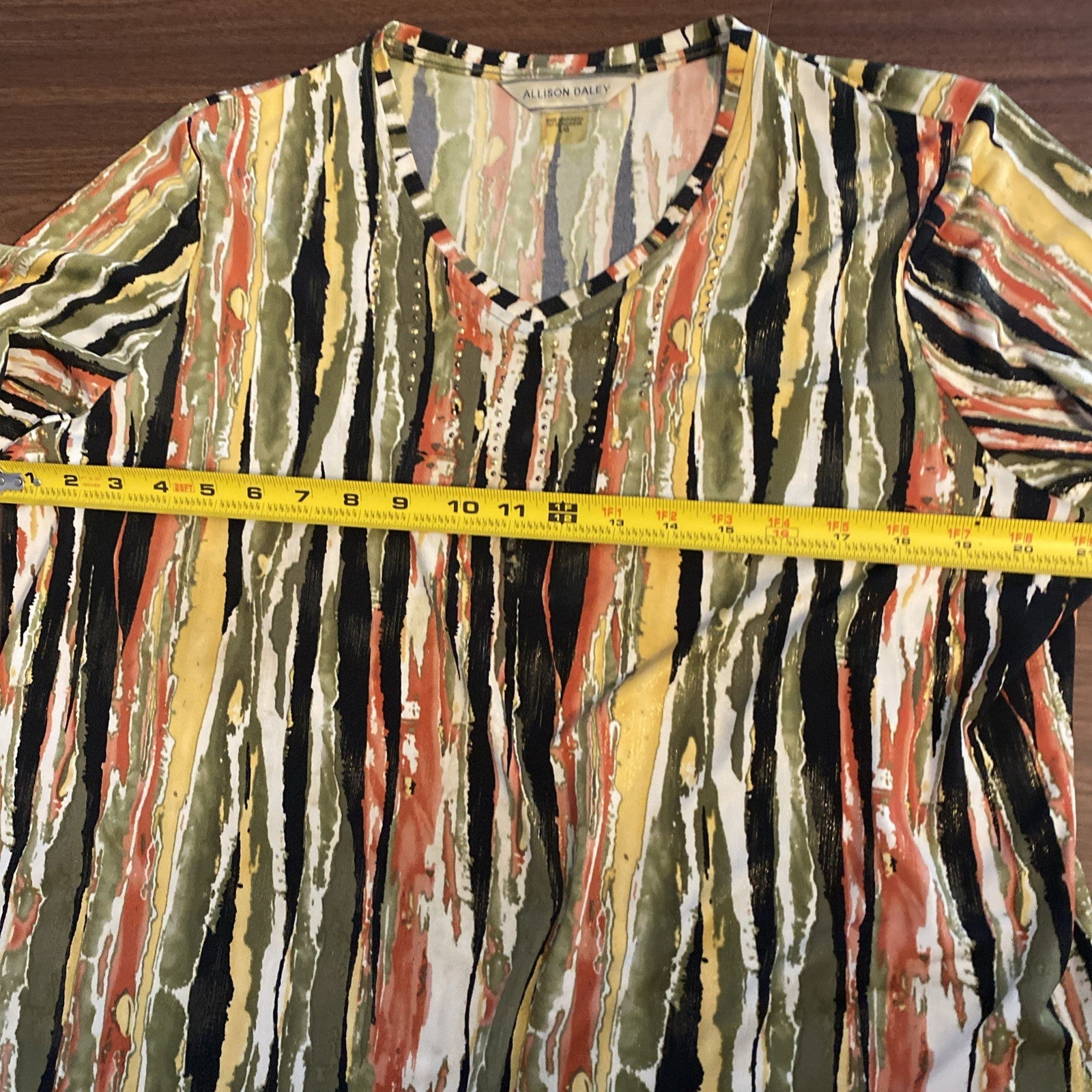 Alison Daly women’s large top multicolored three-quarter sleeved V-neck