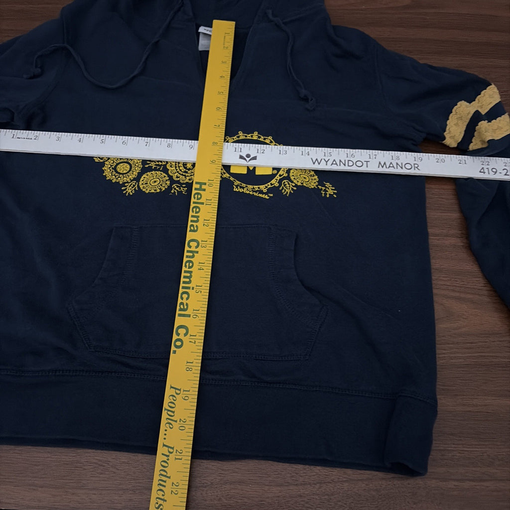 Creative Apparel Women’s Large Michigan Wolverine Pullover Sweatshirt V-Neck
