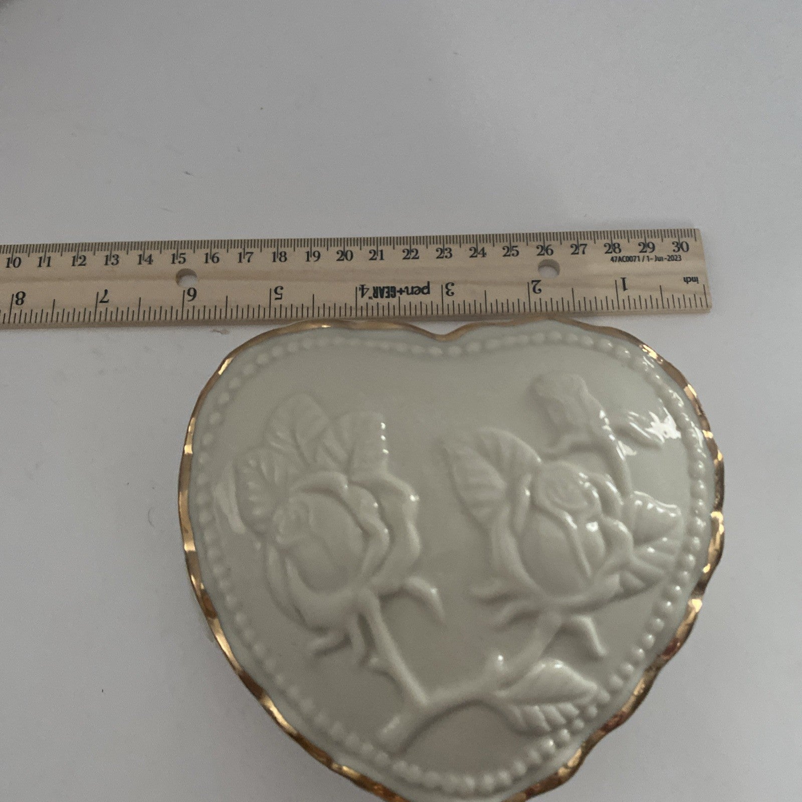 Heart Shaped Trinket Jewelry Box with Lid Ivory Gold Trim Roses