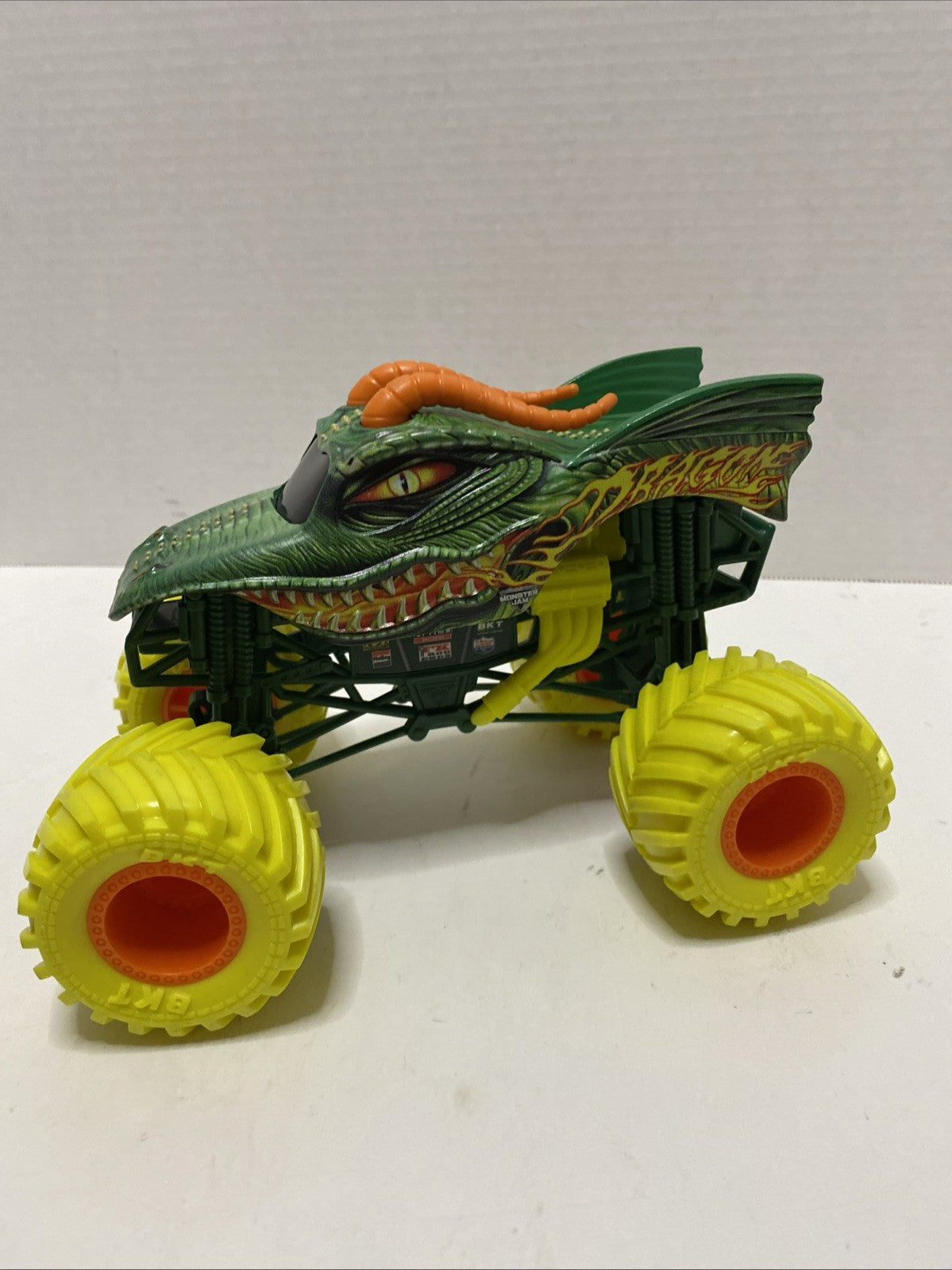 Monster Jam Truck DRAGON 1:24 Yellow Tires 2023 The BIG ONE