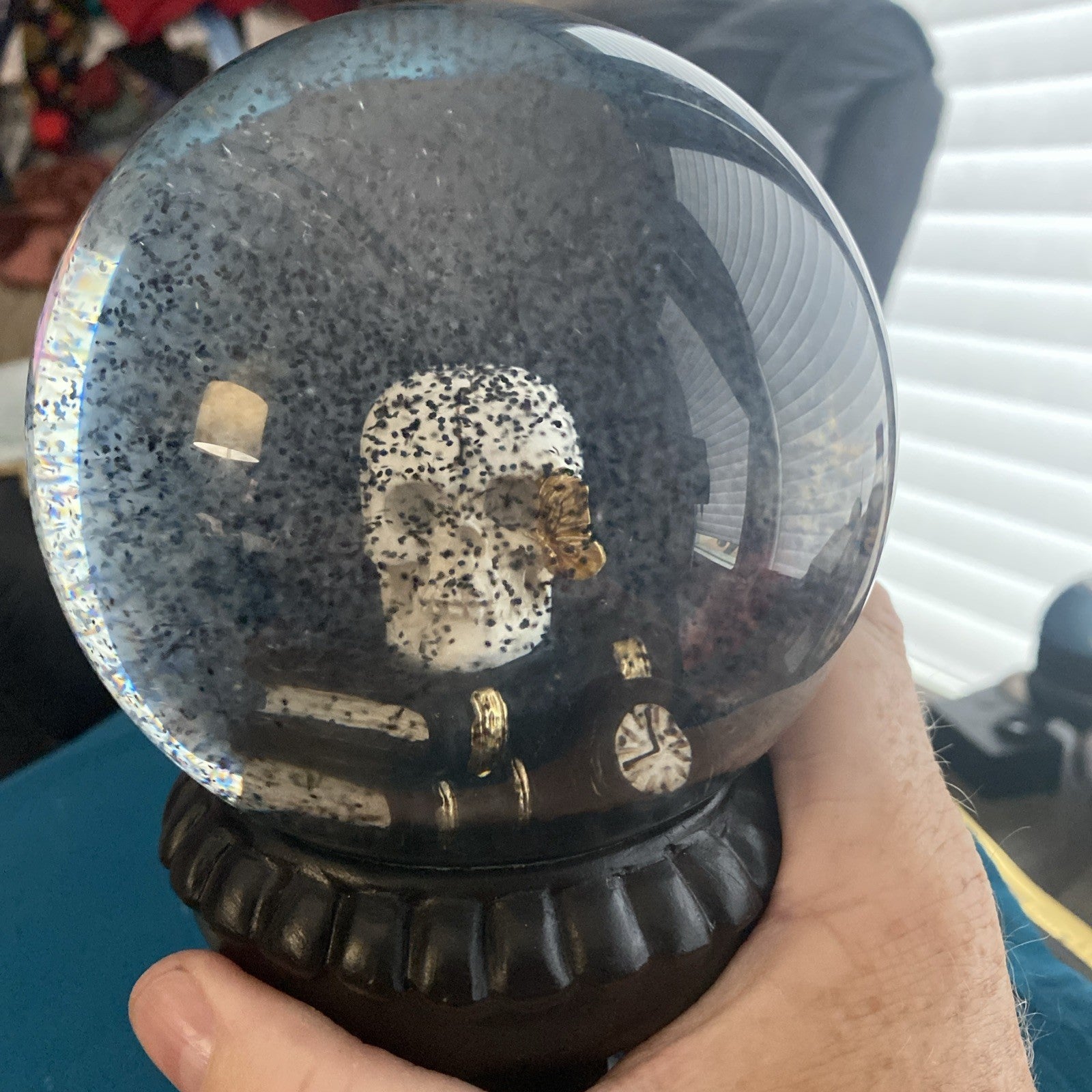 Skull On Books Snow globe