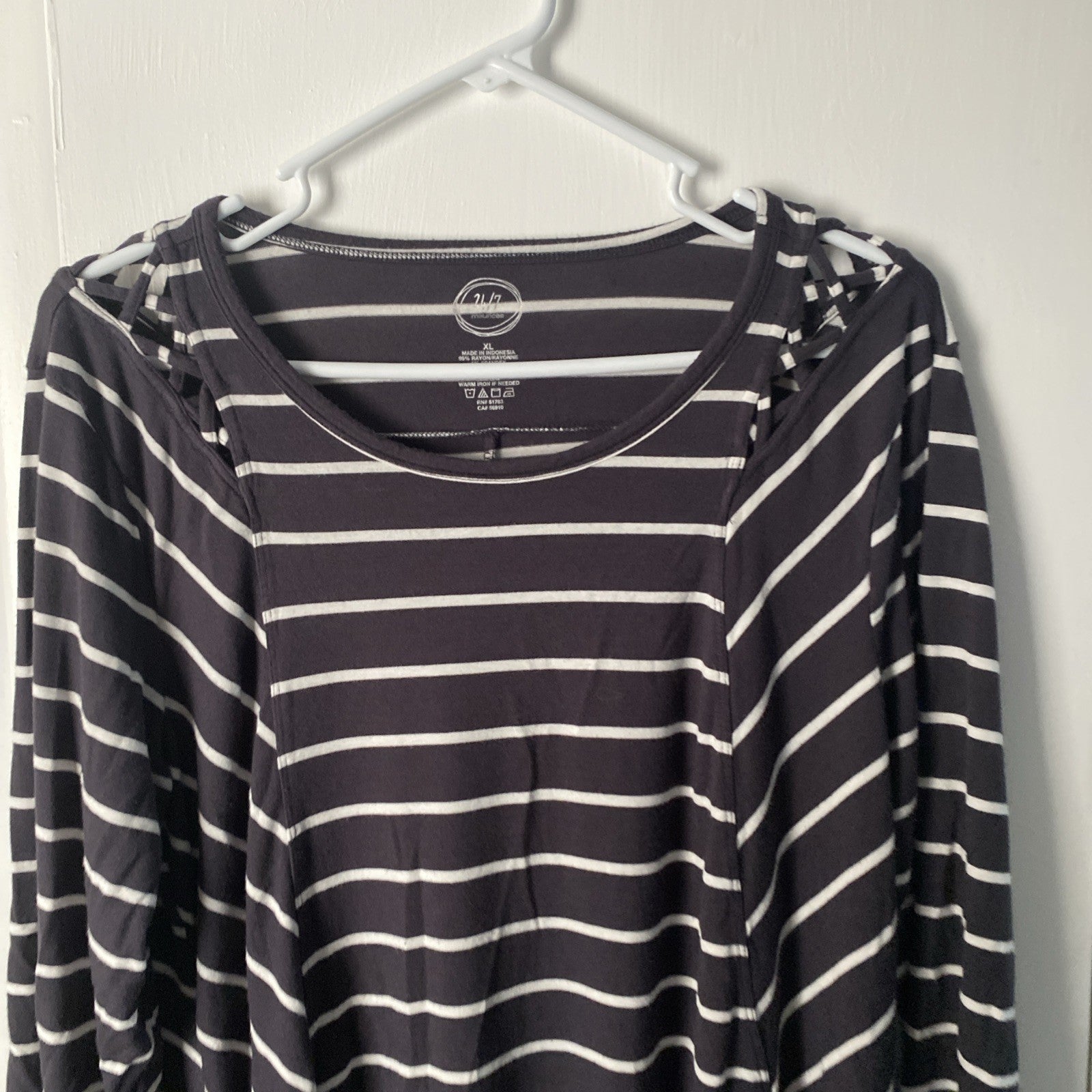 Maurice is 24 seven extra large women’s top longsleeve black white stripes E-007