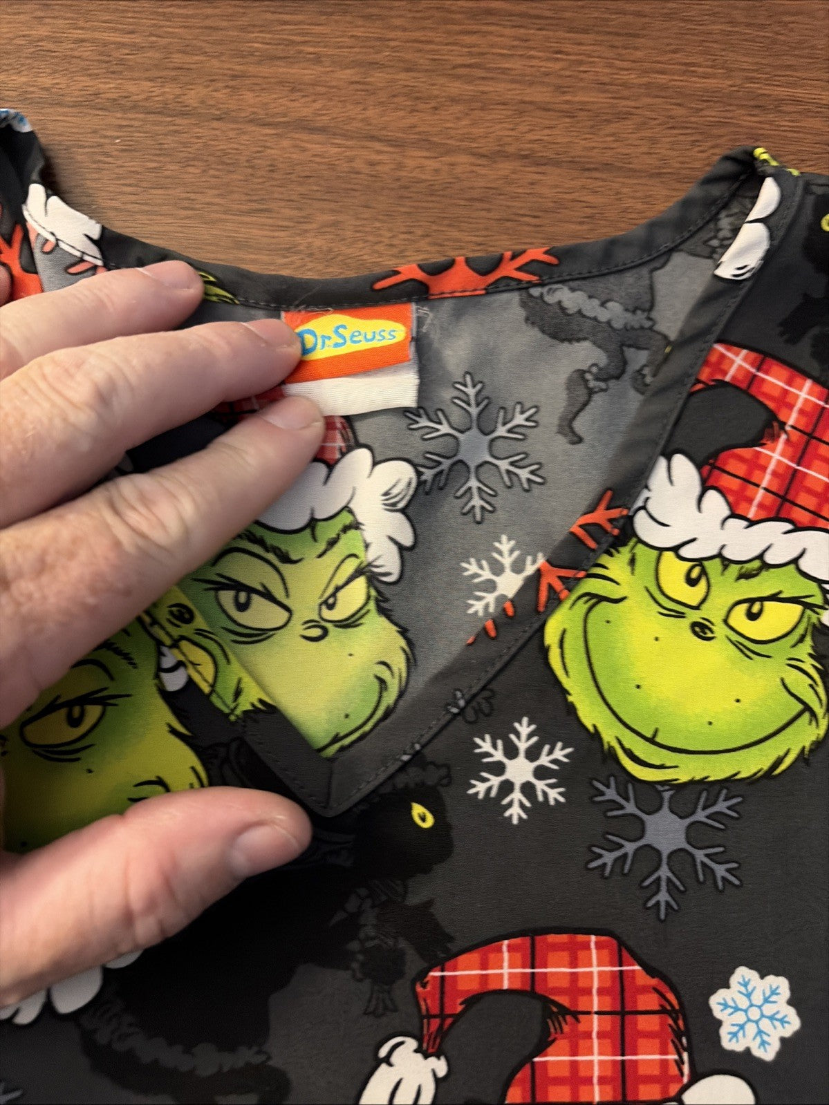 DR. SEUSS Women's Scrub Top Christmas The Grinch Short Sleeve Pockets XXL