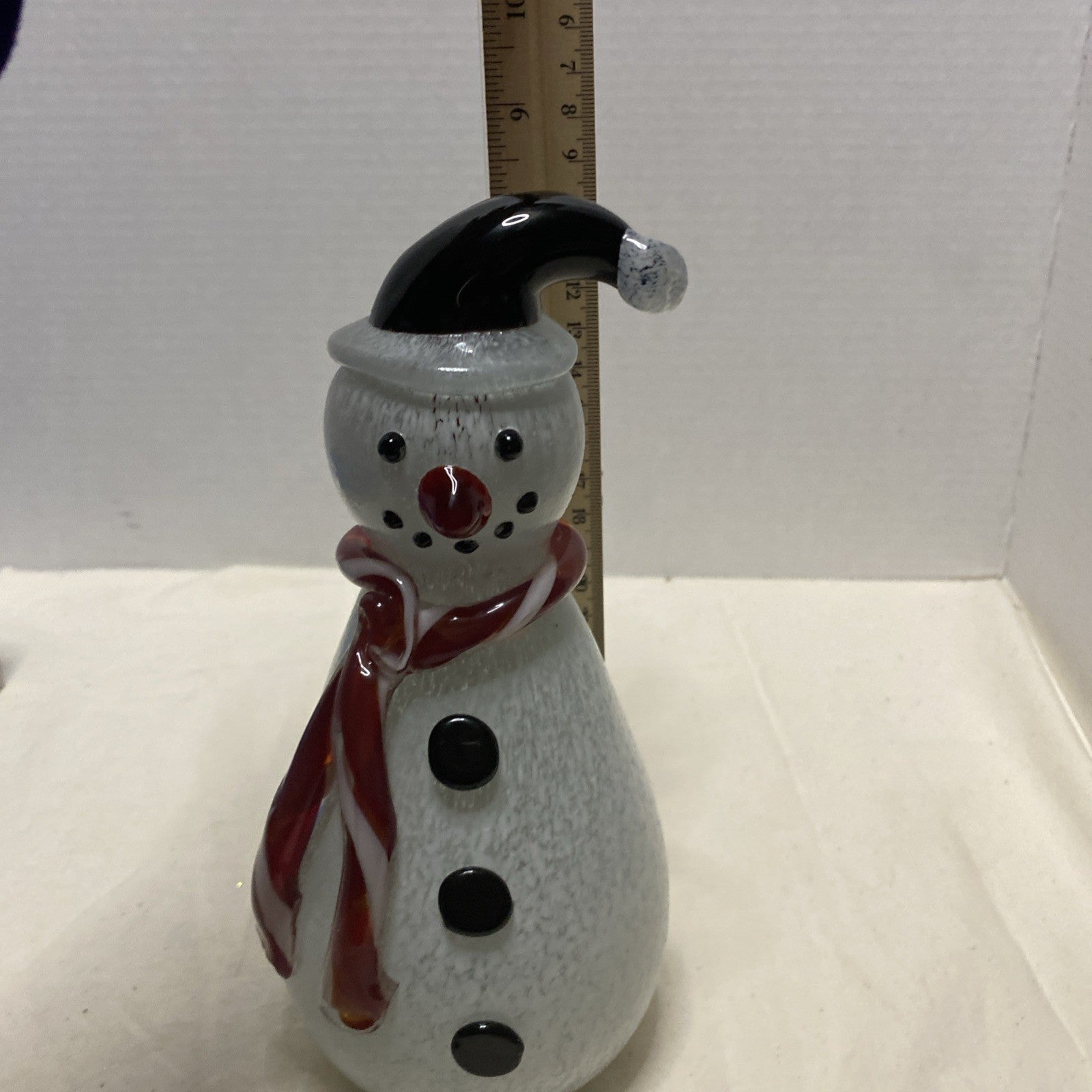 HAND BLOWN GLASS XMAS SNOWMAN W/BLACK HAT & PEPPERMINT SCARF