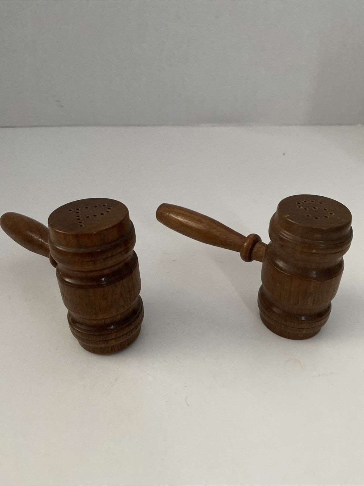 VINTAGE SALT AND PEPPER CRUET SET IN THE FORM OF GAVELS  Judge