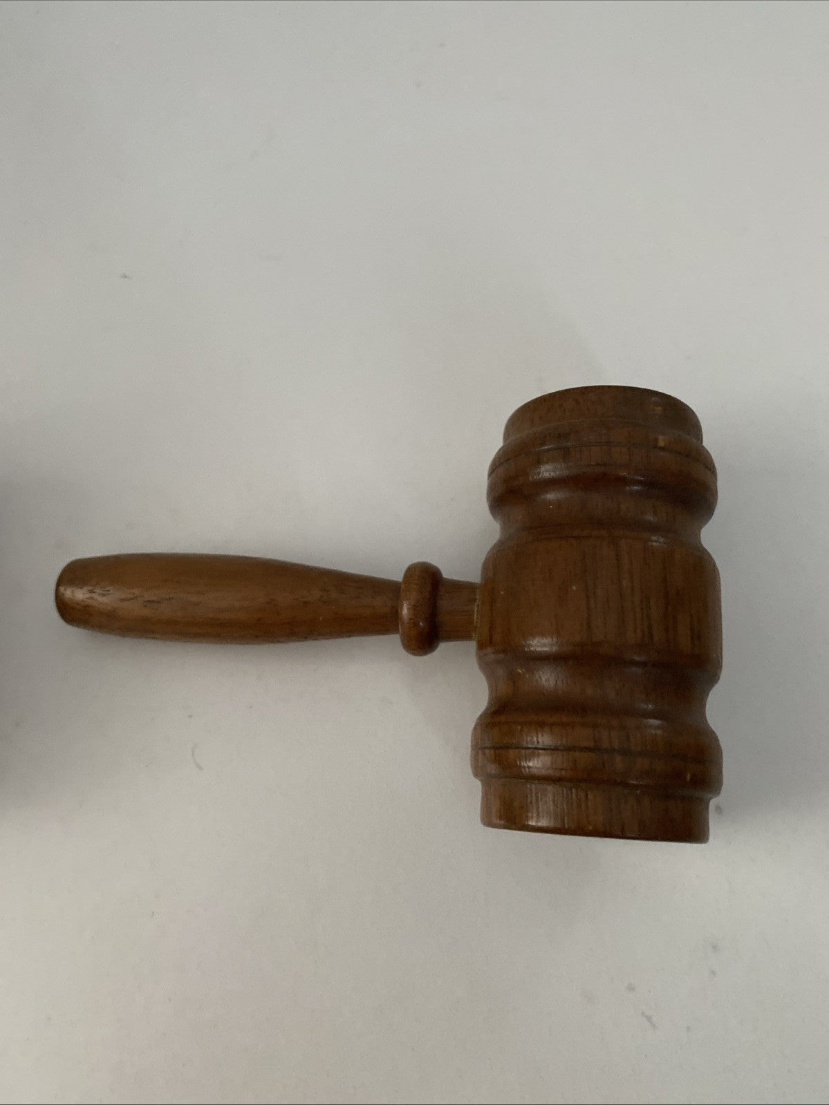 VINTAGE SALT AND PEPPER CRUET SET IN THE FORM OF GAVELS  Judge