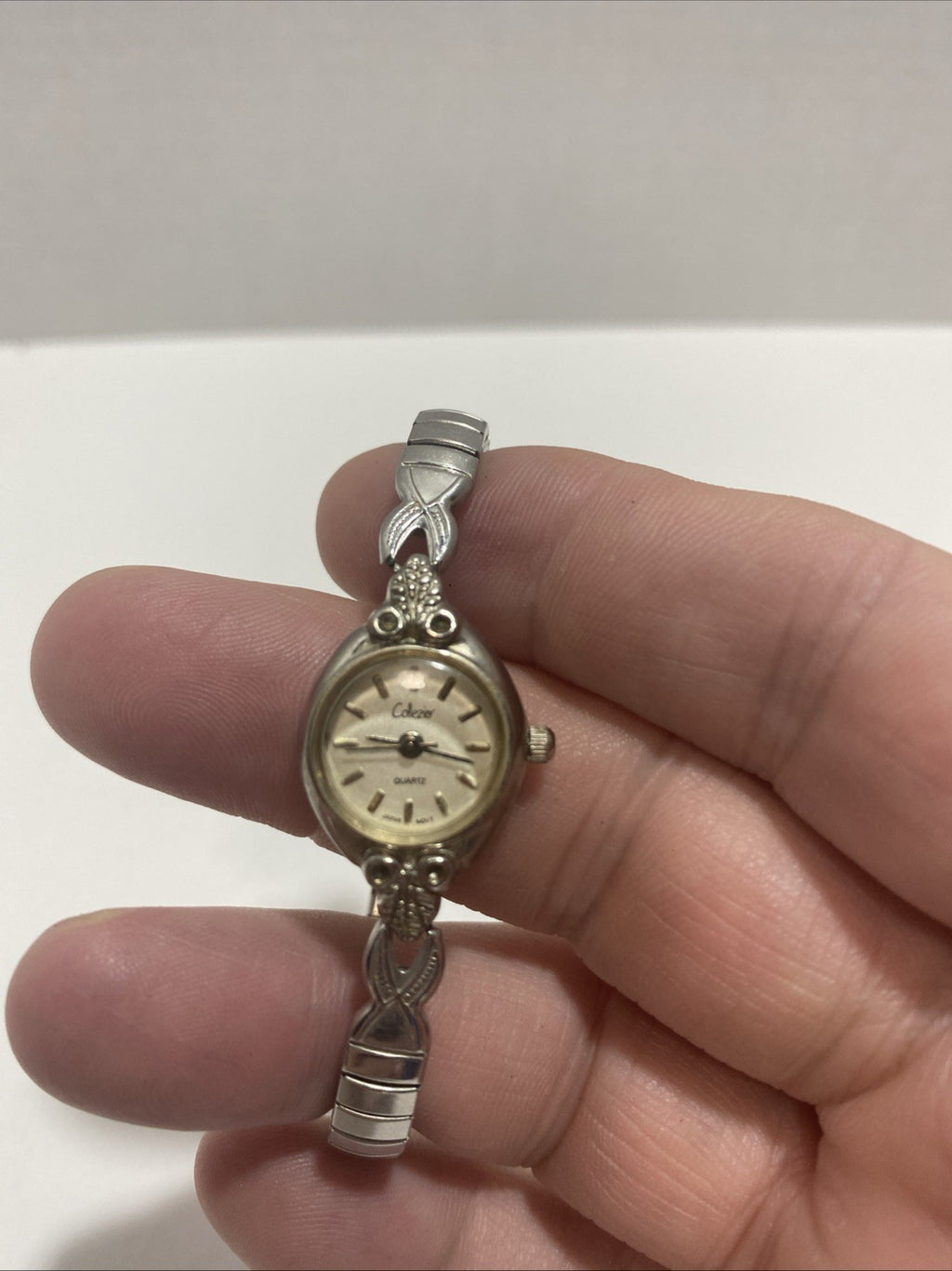 Collezier quartz women’s watch flex band needs battery