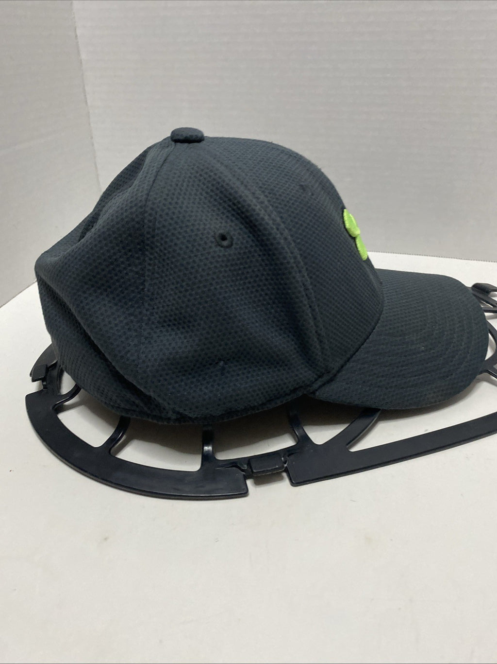 Under Armour Youth Fitted Hat Gray S/M. Lightweight Embroidered Polyester