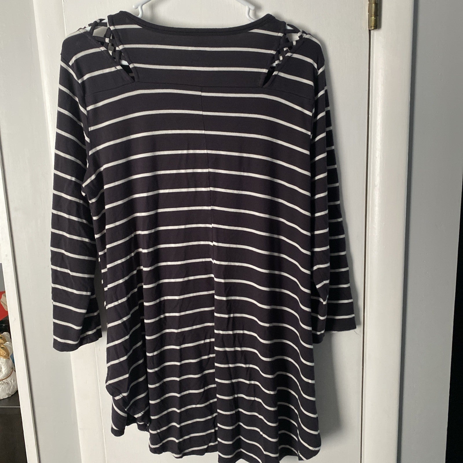 Maurice is 24 seven extra large women’s top longsleeve black white stripes E-007