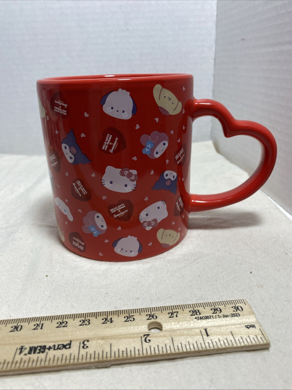 Hello Kitty and Friends and Sweetheart Candy 16 oz Heart Shape Handle (NEW)