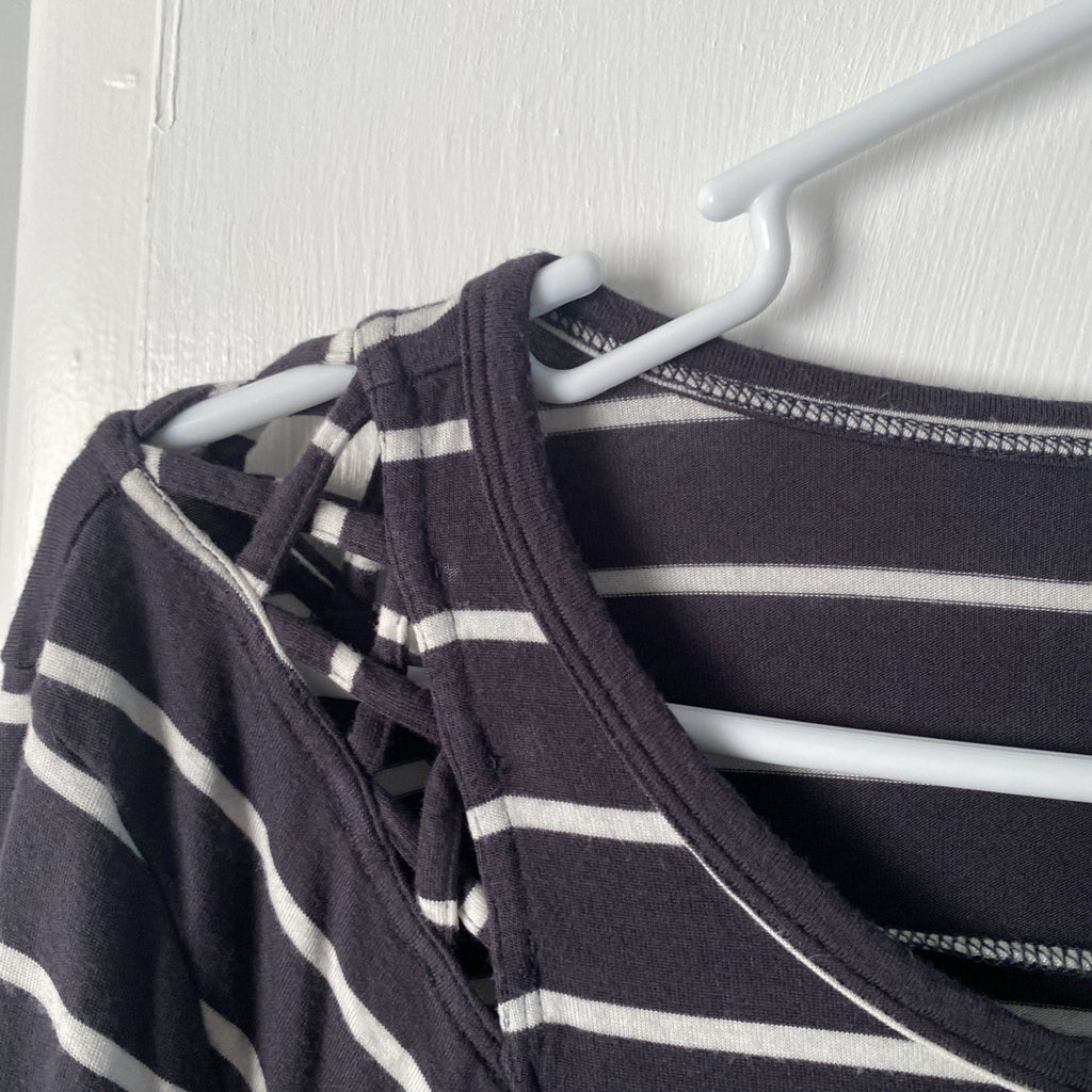 Maurice is 24 seven extra large women’s top longsleeve black white stripes E-007
