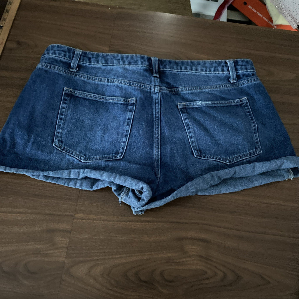 Time in true women’s high-rise shorts size 18 distressed