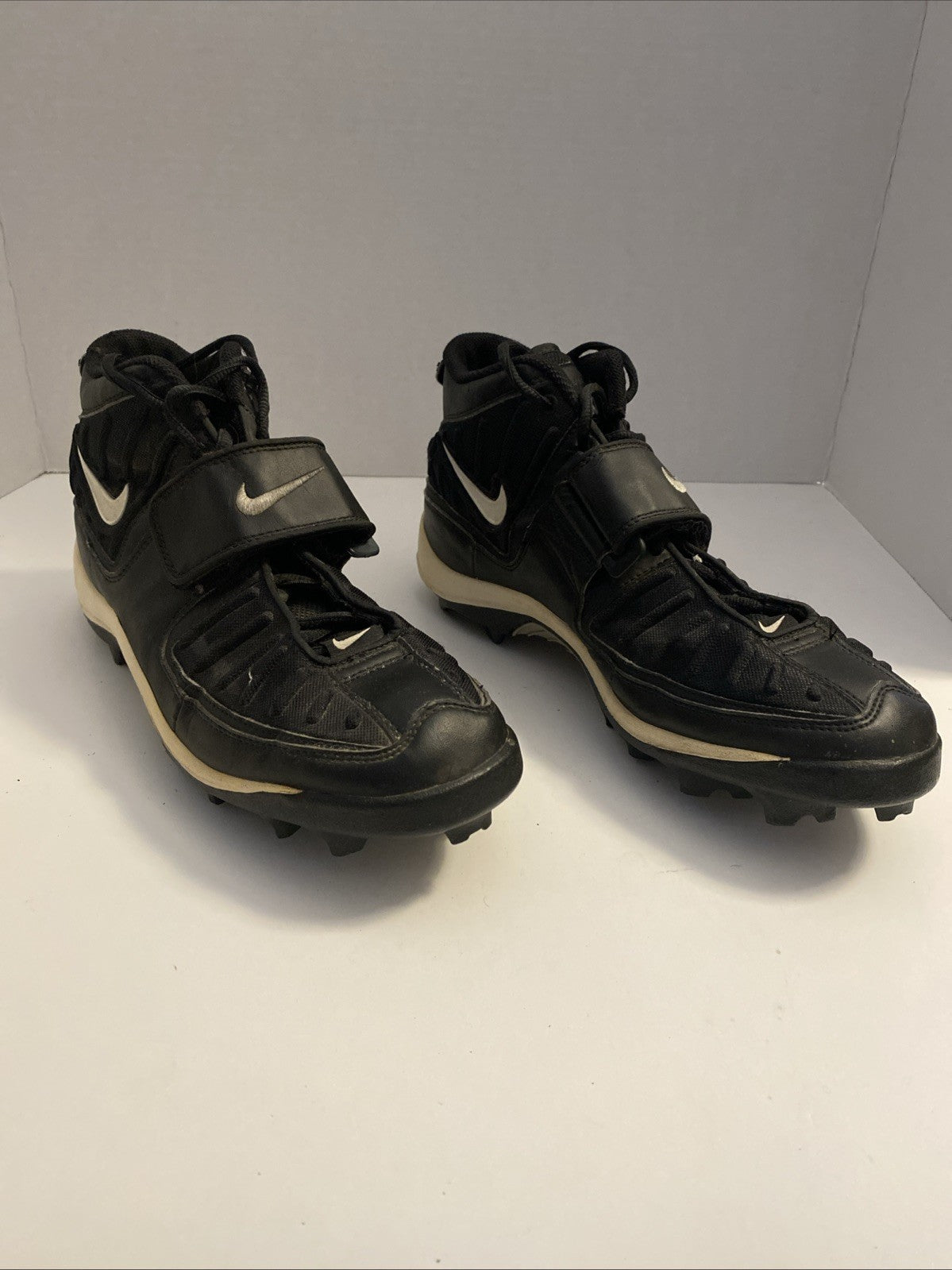 Nike Men's VTG Size 10 Football Black Closed Toe Lace-Up Sneakers
