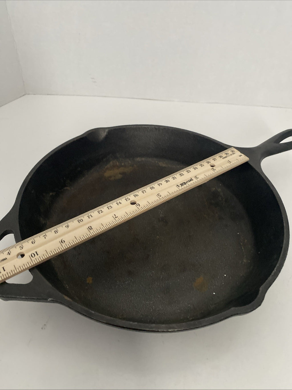 Yellowstone Cast Iron 10” Skillet Pan w/ Double Spouts Made in USA Used