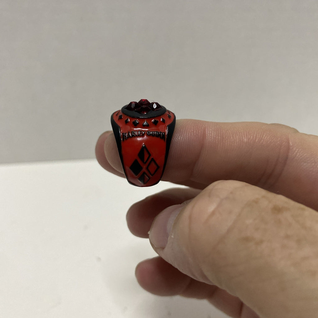 Harley Quinn Diamond Emblem Ring Red & Black Enamel TM & DC Comics 817 Fan