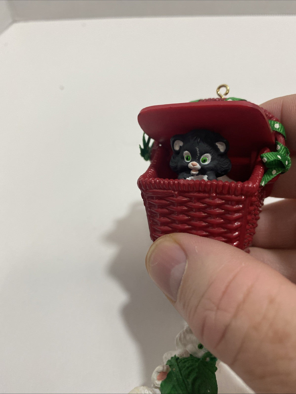 MIB 1988 Hallmark PEEK A BOO KITTIES w/ Movement Keepsake Ornament QX4871