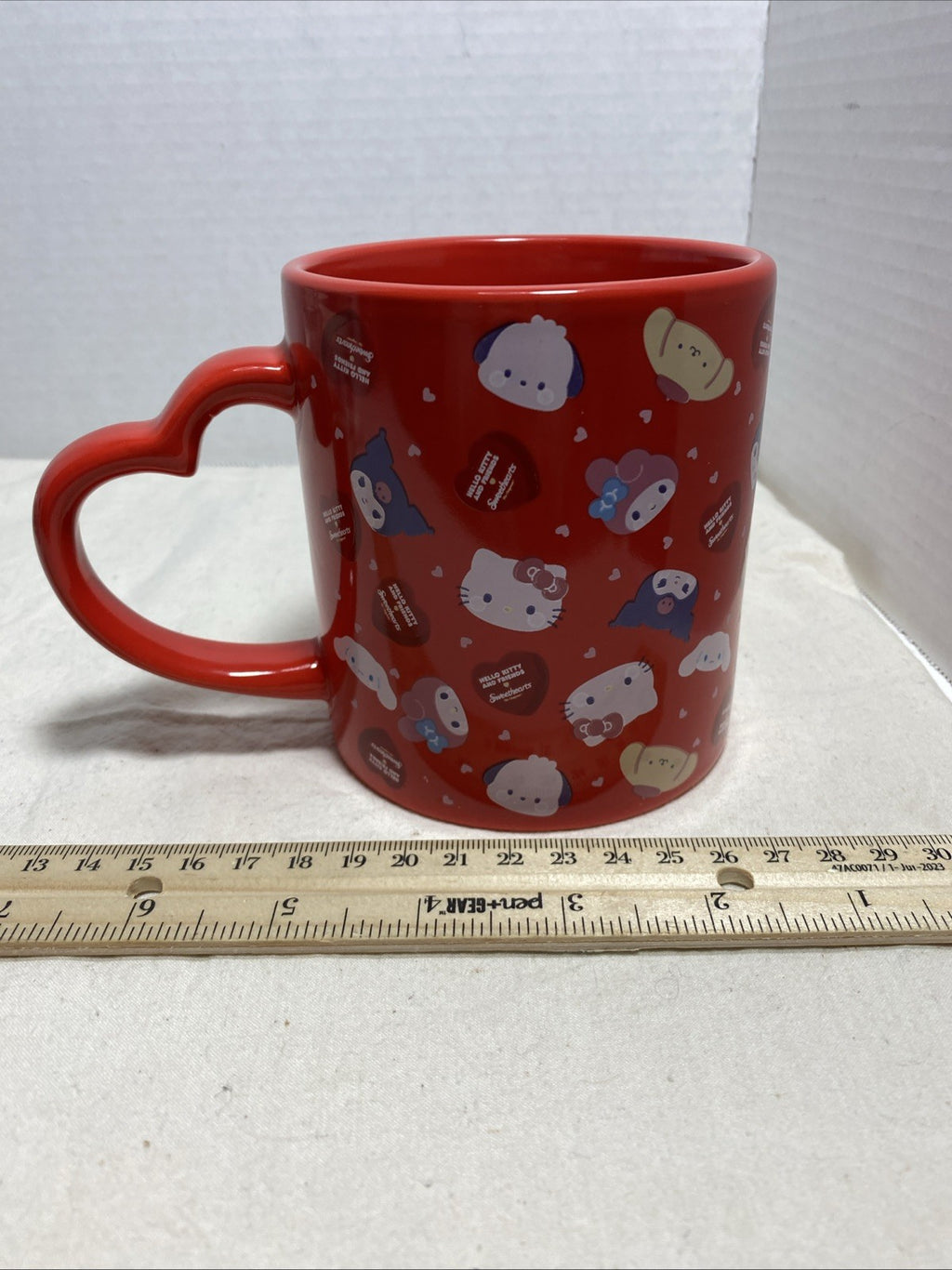 Hello Kitty and Friends and Sweetheart Candy 16 oz Heart Shape Handle (NEW)