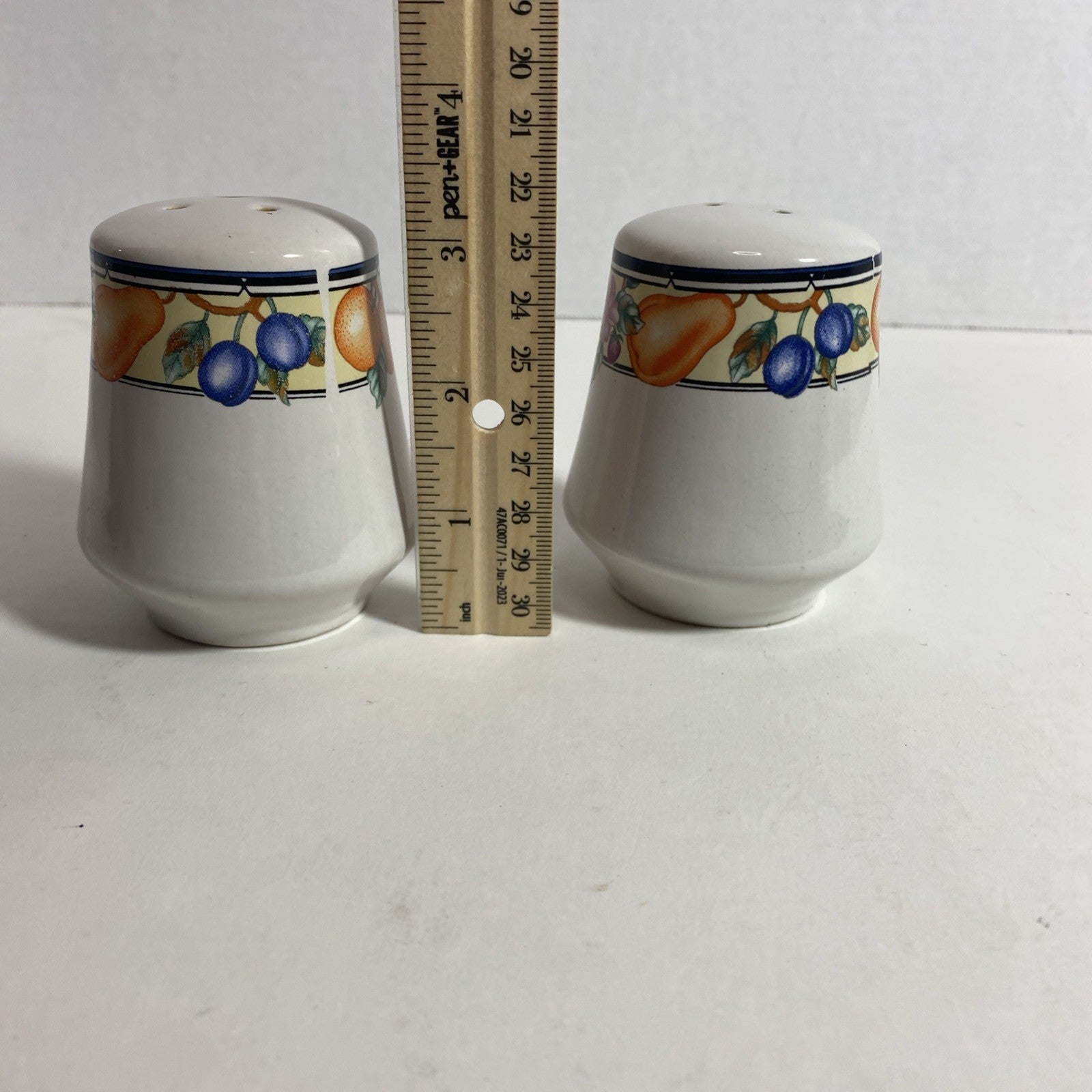 Oneida The Select Collection Orchard Stoneware Salt and Pepper Shaker- Pre-Owned