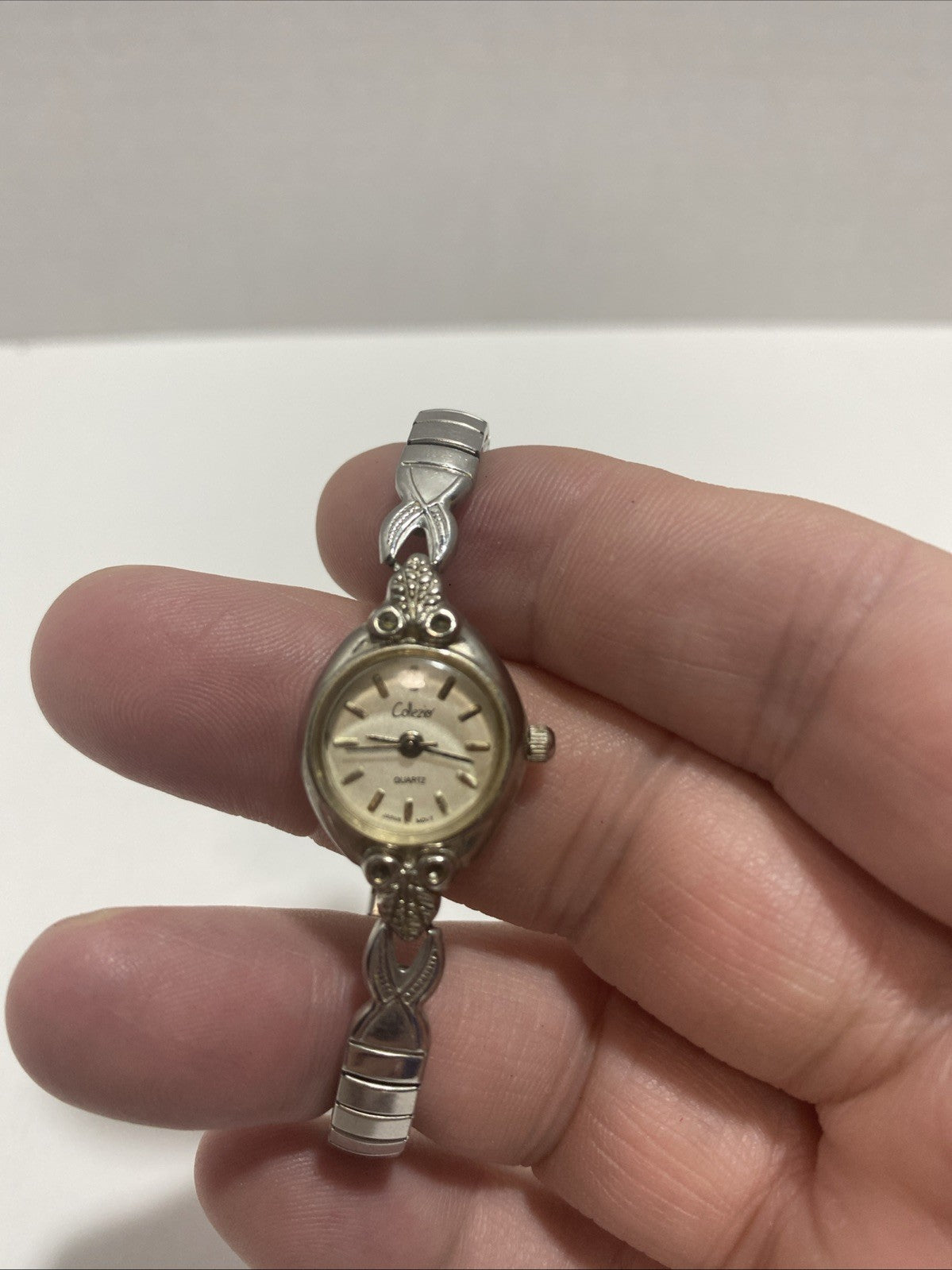 Collezier quartz women’s watch flex band needs battery