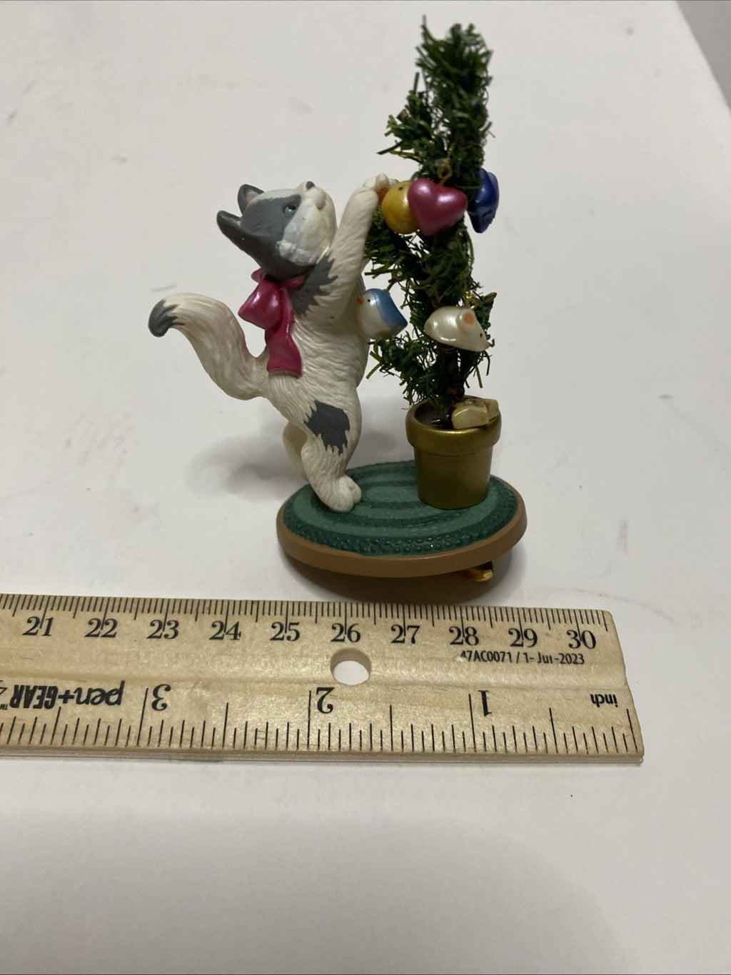 Hallmark  Mischievous Kittens Clip-On  2004 Ornament