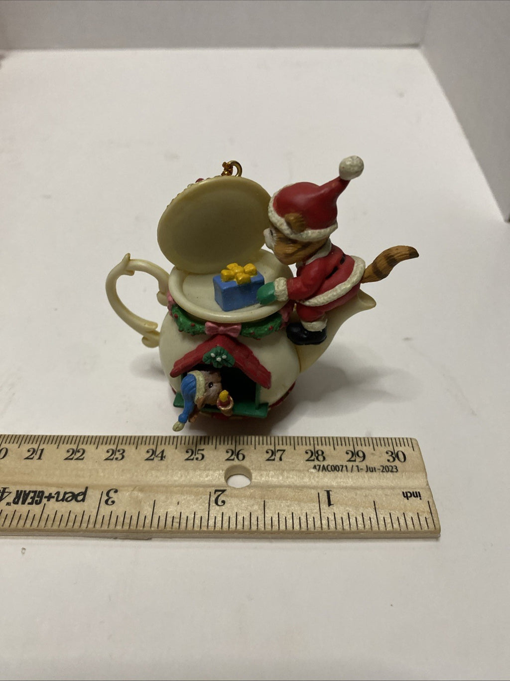 Vintage Lustre Fame Santa Cat & Mouse In a Teapot Christmas Ornament 1995 2.5”