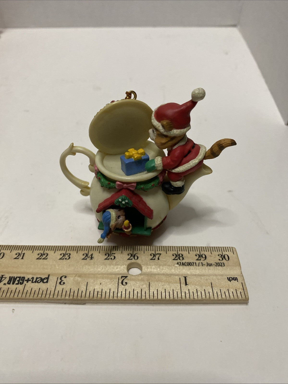 Vintage Lustre Fame Santa Cat & Mouse In a Teapot Christmas Ornament 1995 2.5”