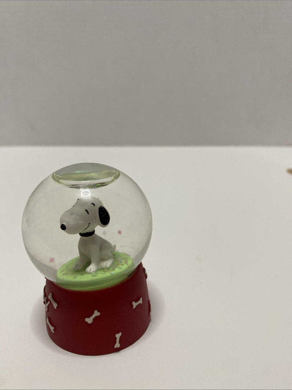 SNOOPY SNOW GLOBE  UNIQUE  RED BASE "SNOOPY" WITH DOG BONES  