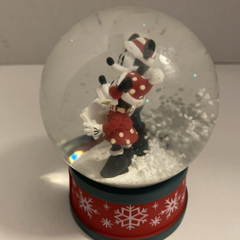 WALT DISNEY MICKEY AND MINNIE  2021 CHRISTMAS SNOW GLOBE BRAND NEW INORIGINALBOX