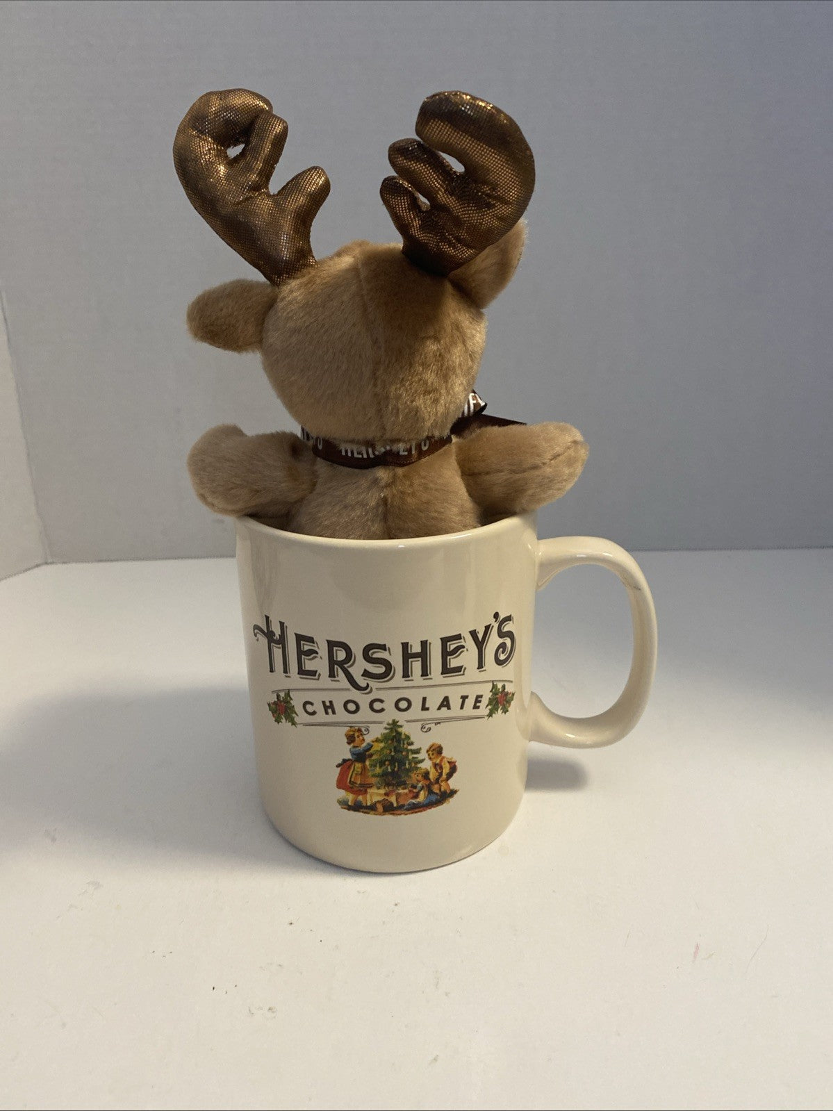 HERSEY’S CHOCOLATE 32 OUNCE CHRISTMAS MUG W/GALLERIE PLUSH REINDEER