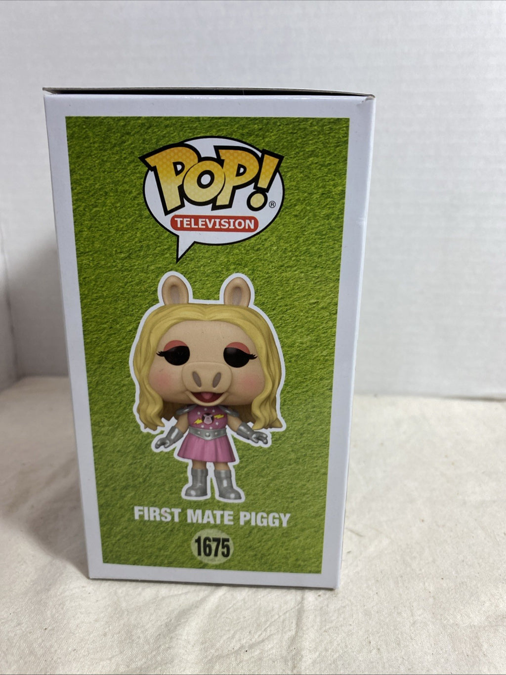 Funko Pop First Mate Piggy #1675 The Muppets w/Protector