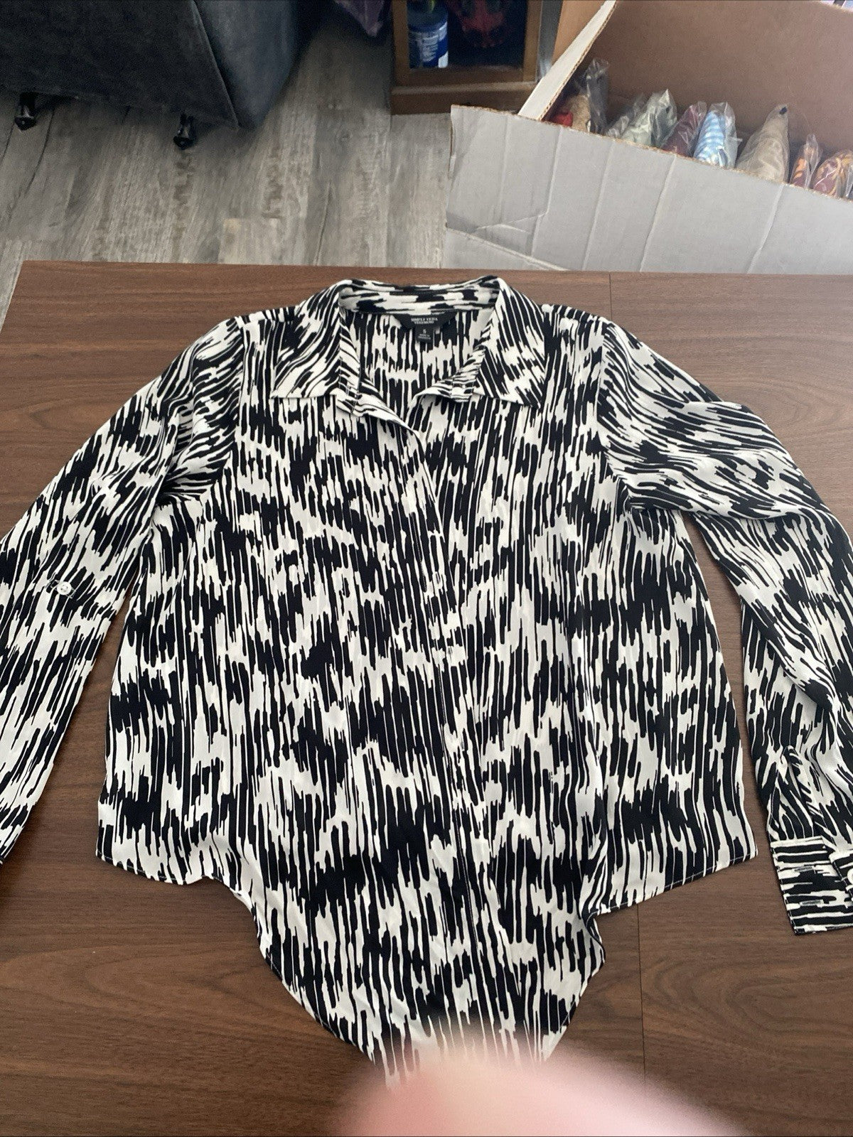 Simply Vera Vera Wang small women’s top Tie front long sleeve black-and-white