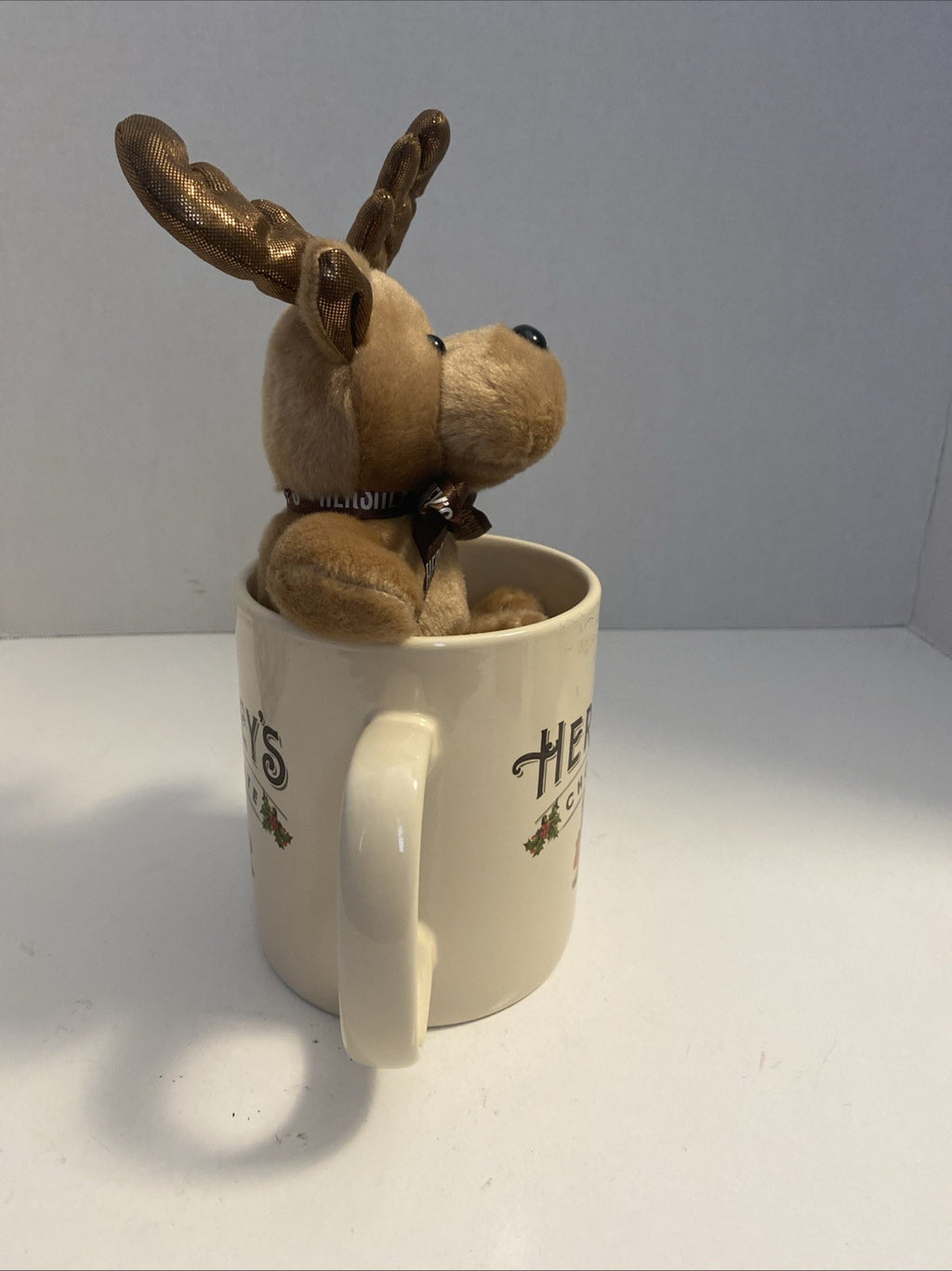 HERSEY’S CHOCOLATE 32 OUNCE CHRISTMAS MUG W/GALLERIE PLUSH REINDEER
