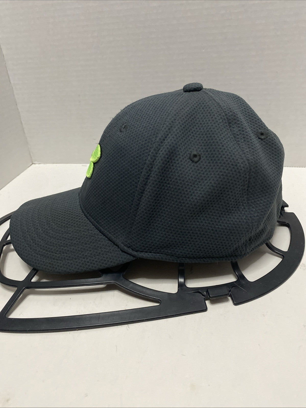 Under Armour Youth Fitted Hat Gray S/M. Lightweight Embroidered Polyester