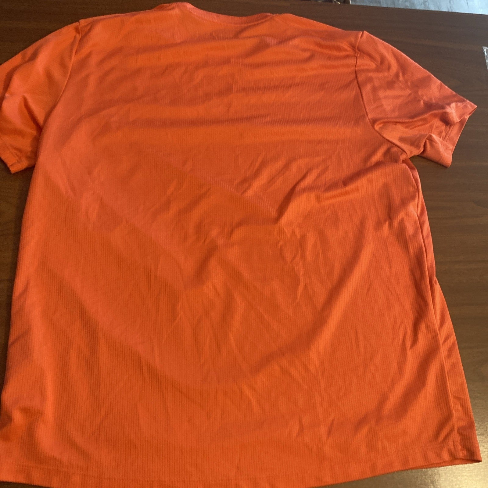 Men’s Under Armor Large Shirt 