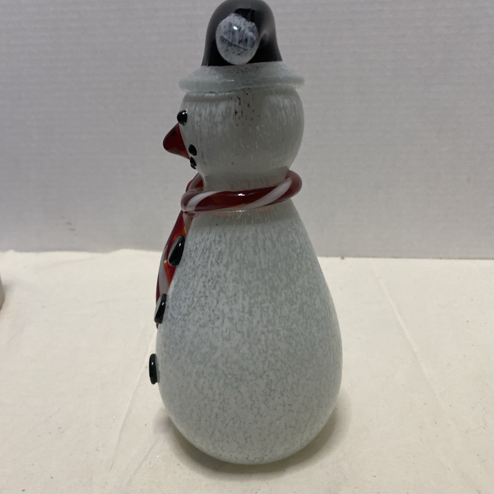 HAND BLOWN GLASS XMAS SNOWMAN W/BLACK HAT & PEPPERMINT SCARF