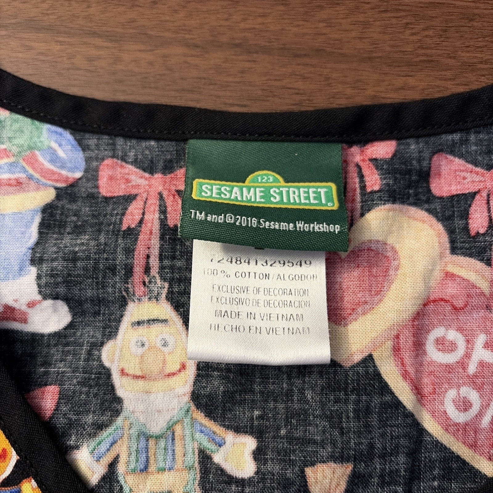 Sesame Street Cherokee Scrubs Tooniforms Christmas V Neck Top X-Large NEW