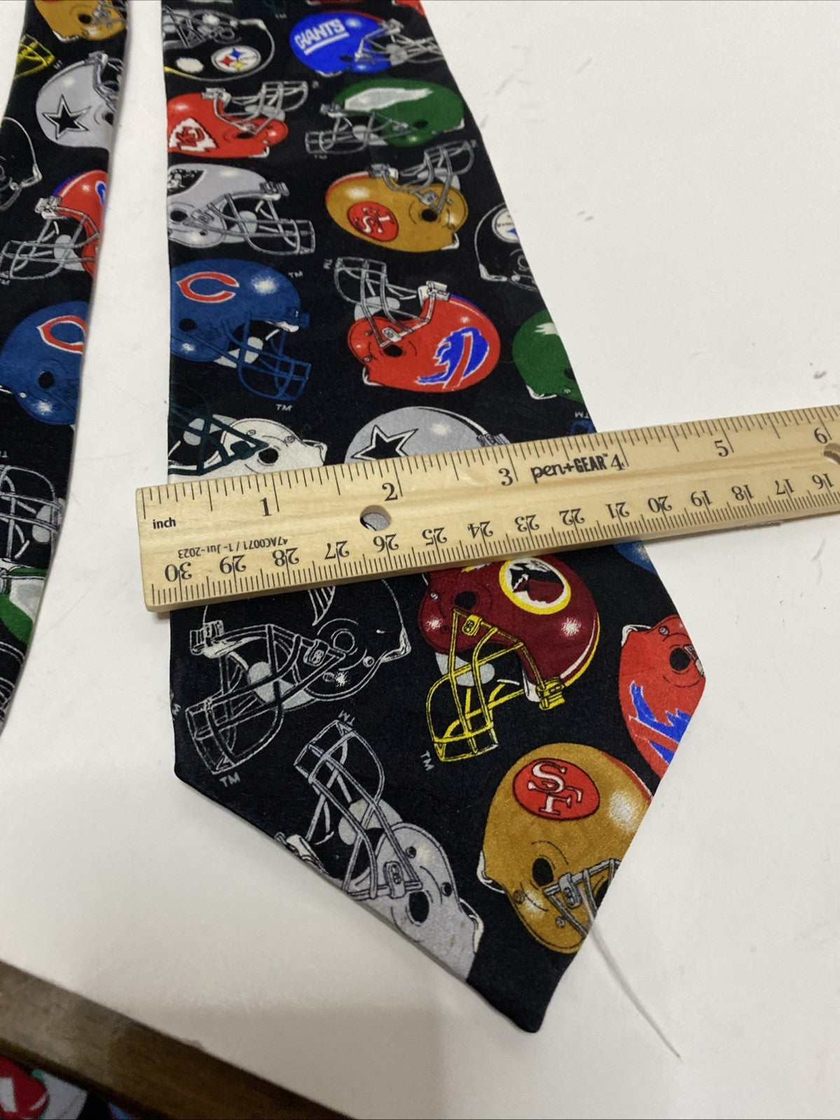 Vintage Team NFL Mens Tie.  4" Wide.  Made USA WITH TEAM HELMETS