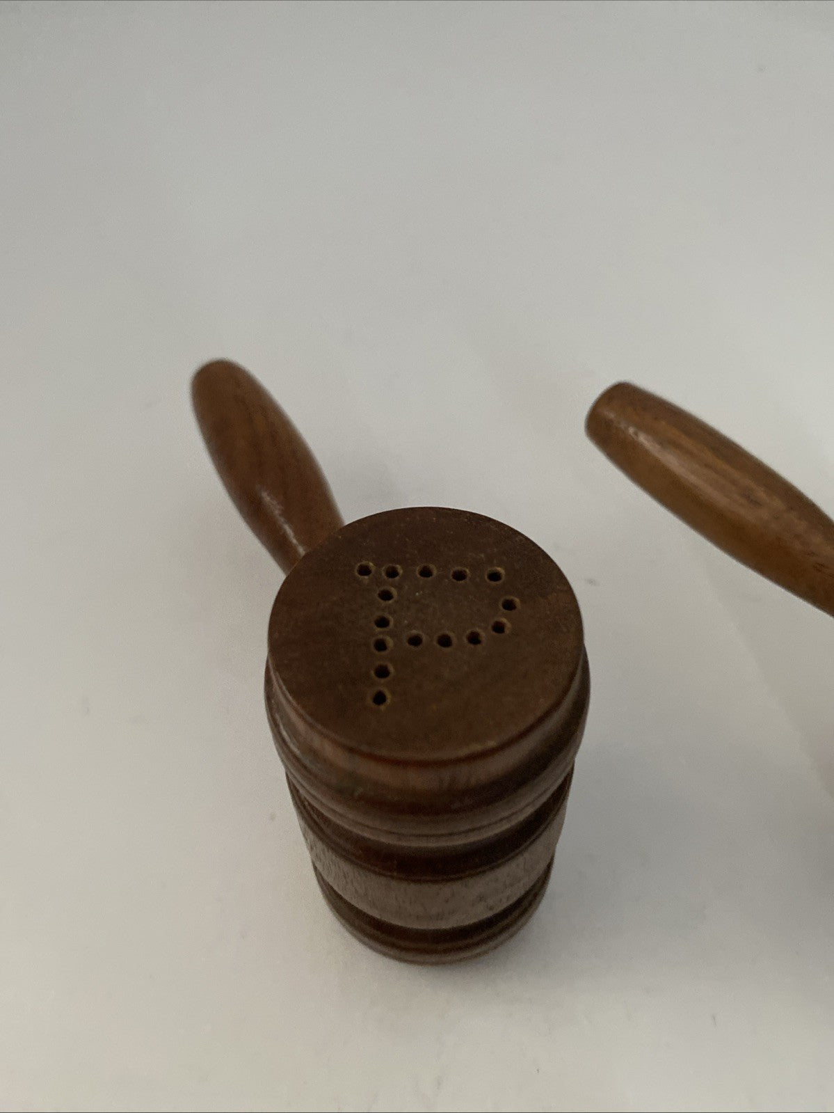 VINTAGE SALT AND PEPPER CRUET SET IN THE FORM OF GAVELS  Judge