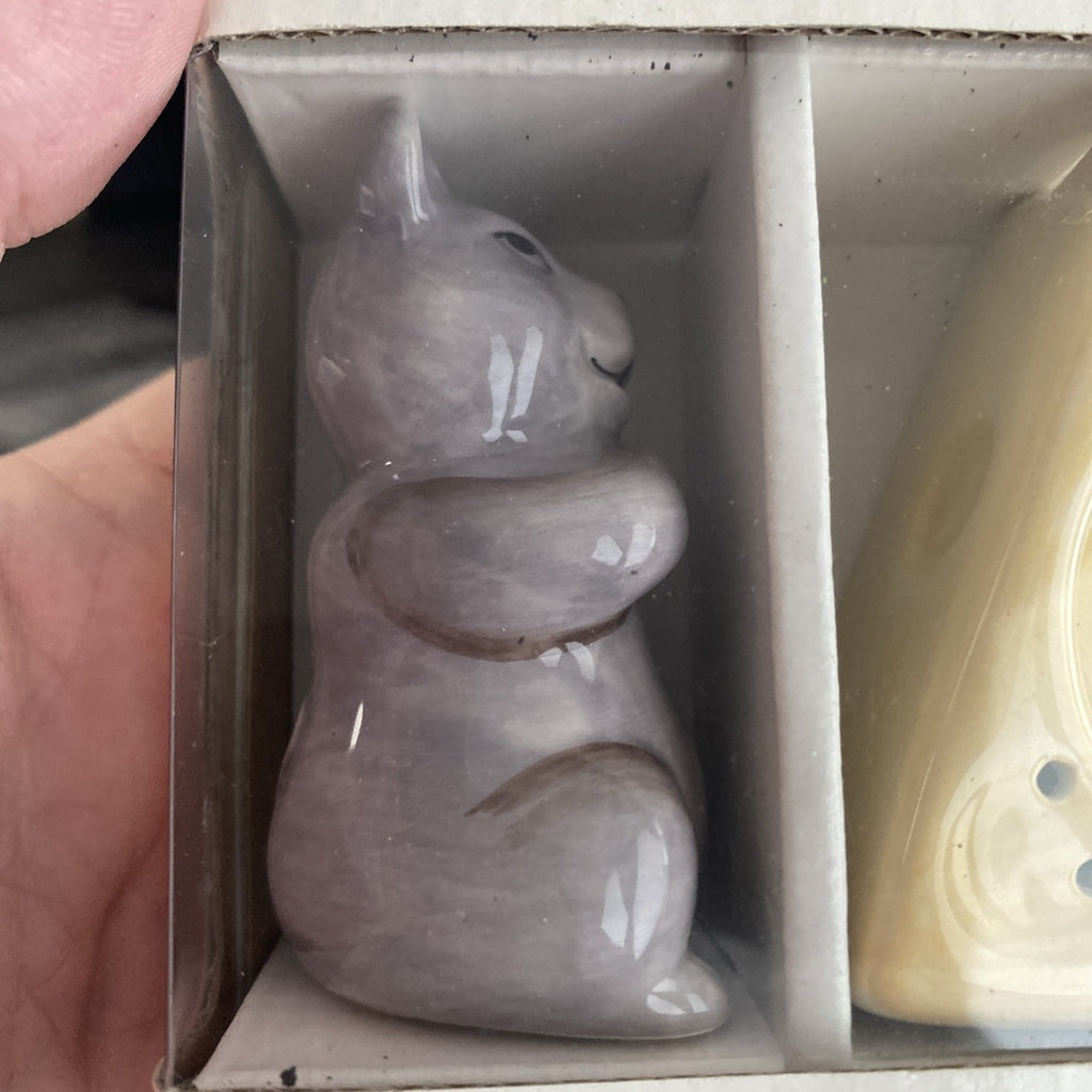 Salt and pepper home collectibles mouse with cheese salt and pepper shakers