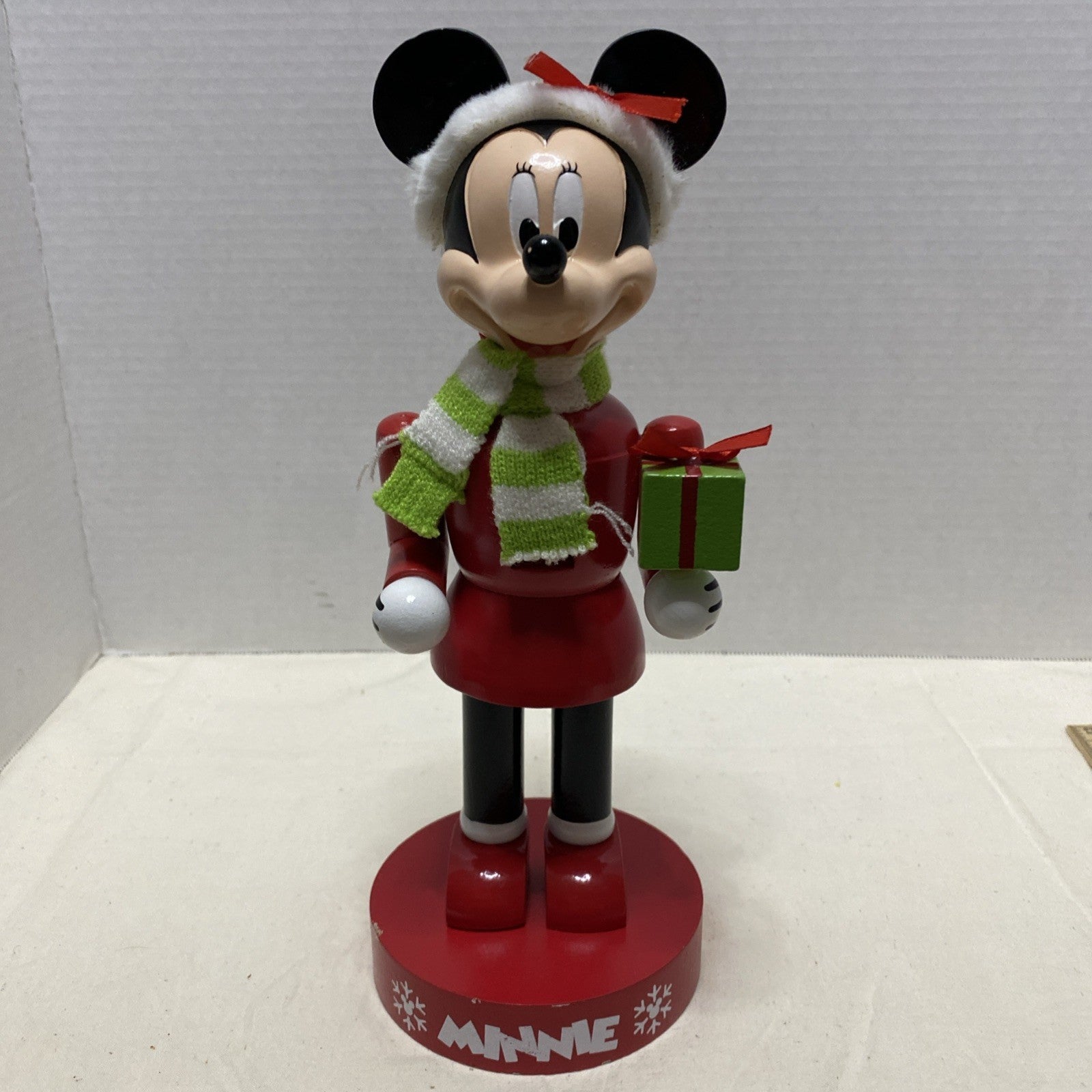 DISNEY CHRISTMAS Nutcracker MINNIE W/ SCARF & HOLDING A CHRISTMAS GIFT 11" Tall